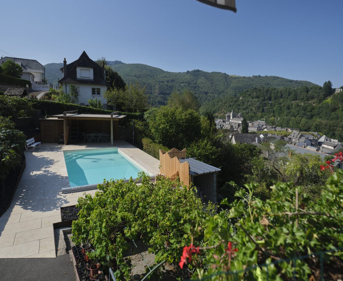 Piscine aux margelles en travertin naturel beige