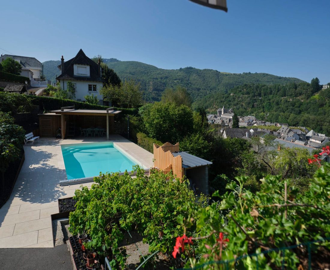 Piscine aux margelles en travertin naturel beige