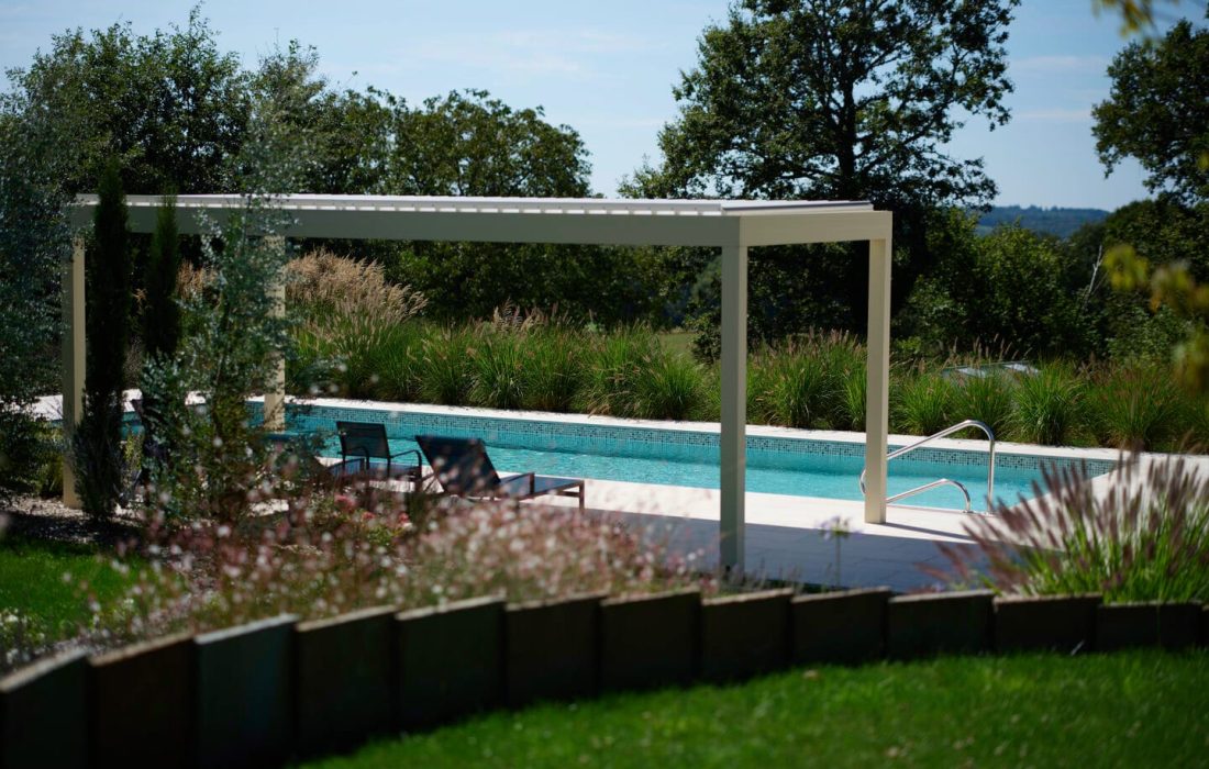 Pisciniste à Mauriac : votre projet piscine sur-mesure 6 Piscine avec margelles en pierre St Come naturelle