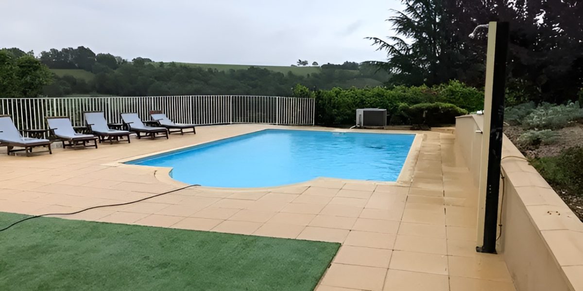 Avant - Couloir de nage miroir avant rénovation - Réalisation Catusse Piscines & Spas - © Fabrice FERRER