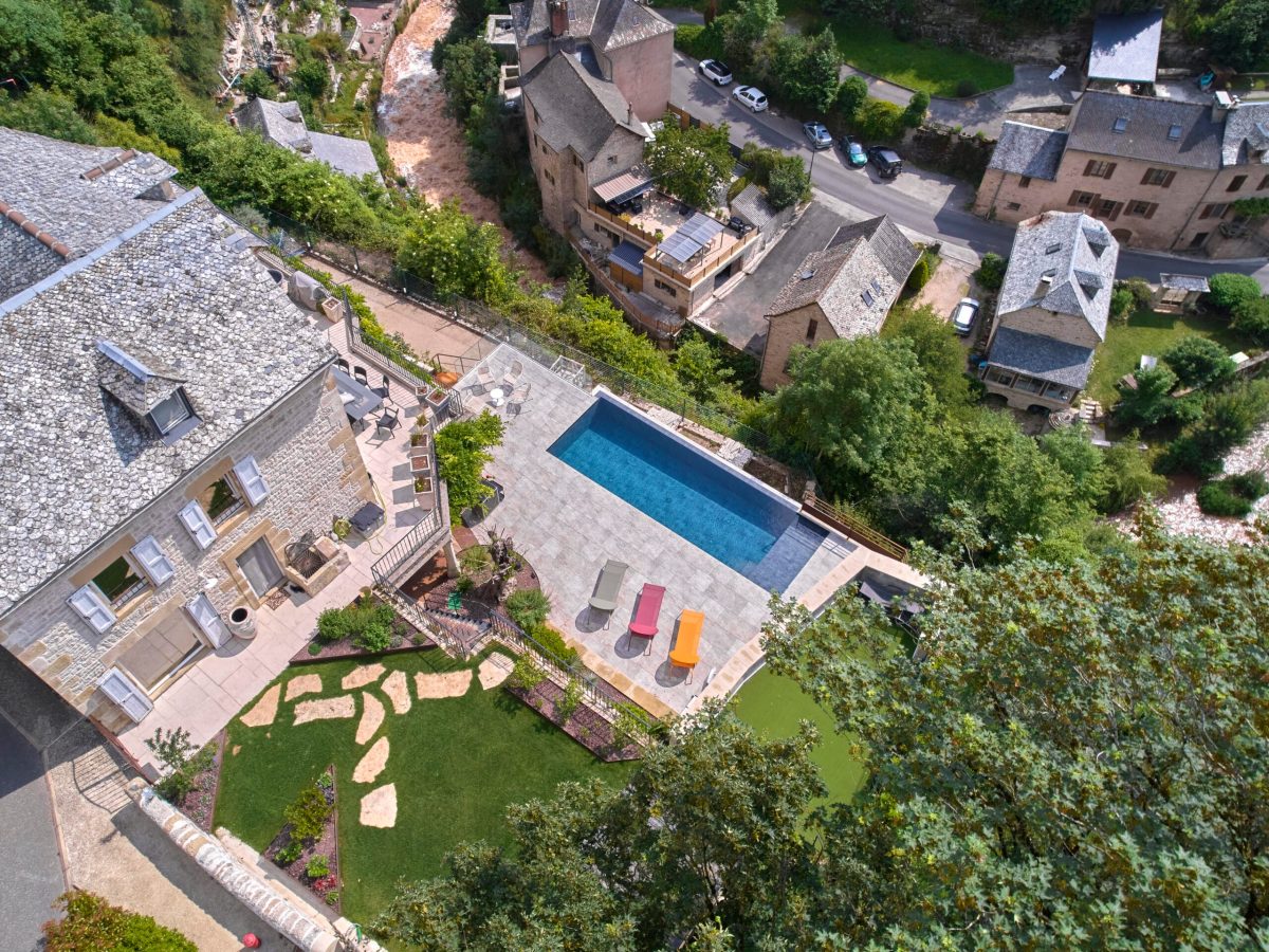 Rénovation de piscines : un guide complet pour les propriétaires 4 Piscine à débordement sur la largeur de 9 x 3.5 m, profondeur 1.20 à 1.80m avec escalier d’angle et banquette volet