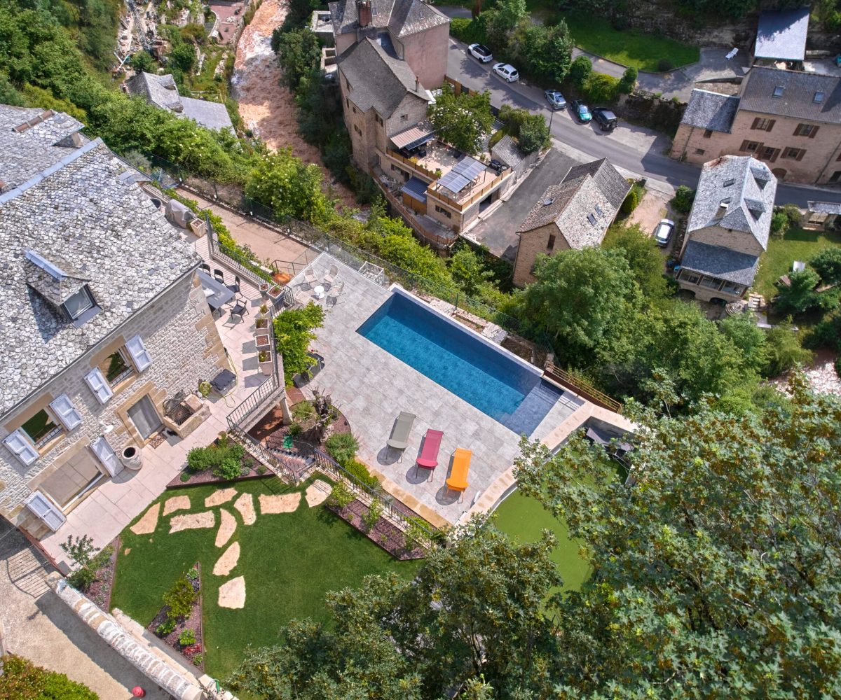 Piscine à débordement sur la largeur de 9 x 3.5 m, profondeur 1.20 à 1.80m avec escalier d’angle et banquette volet