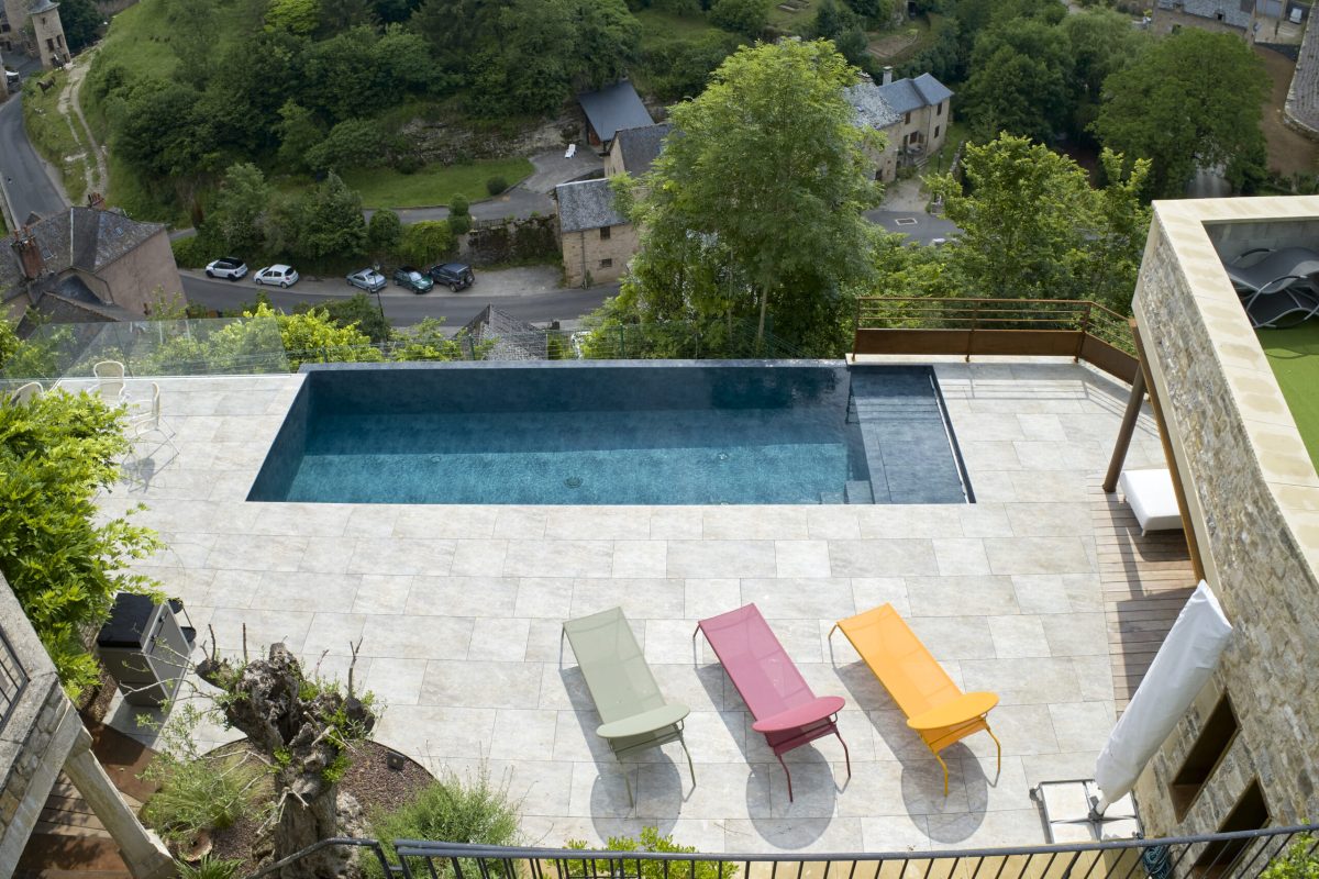 Piscine à débordement sur la largeur de 9 x 3.5 m, profondeur 1.20 à 1.80m avec escalier d’angle et banquette volet