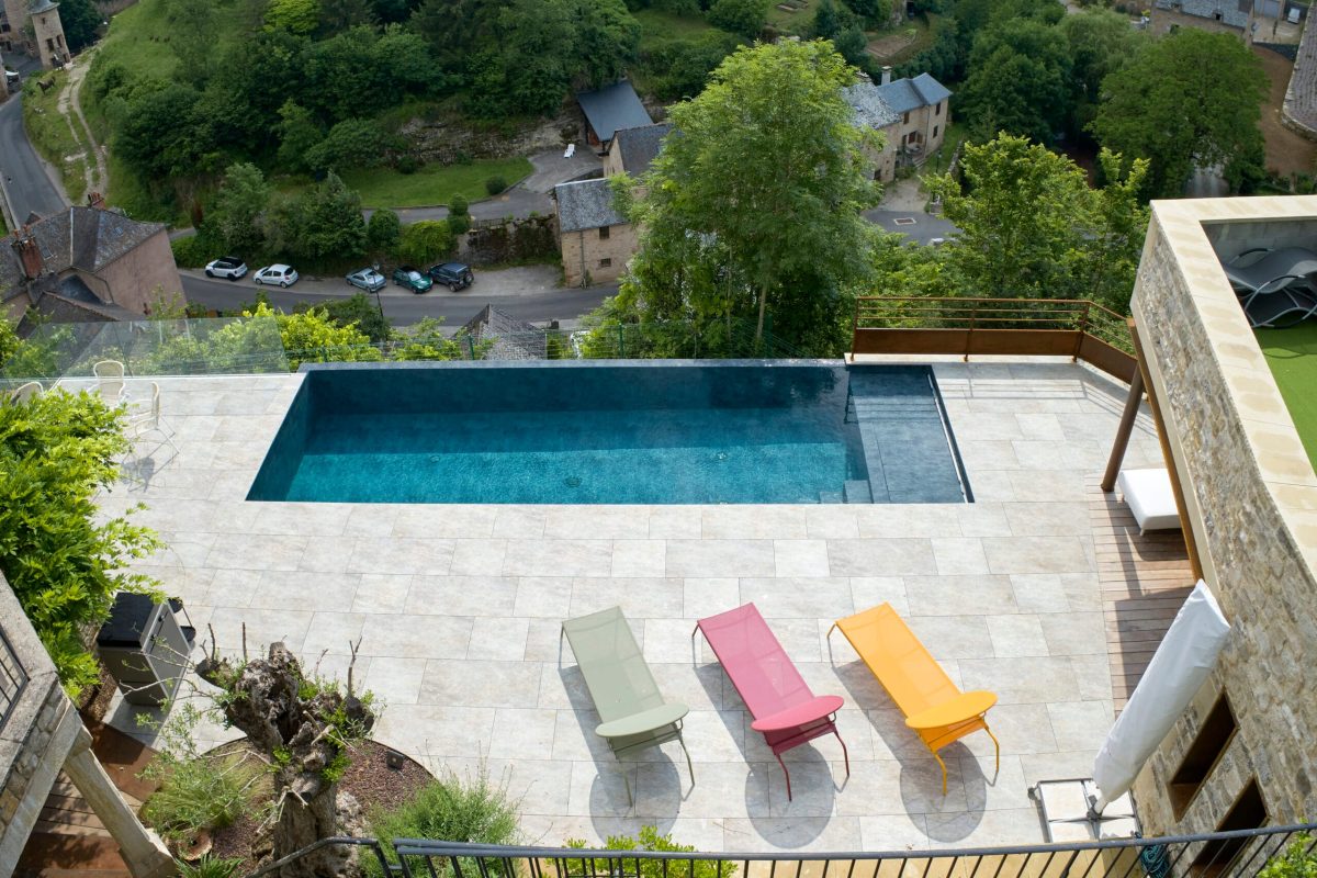 Piscine à débordement sur la largeur de 9 x 3.5 m, profondeur 1.20 à 1.80m avec escalier d’angle et banquette volet