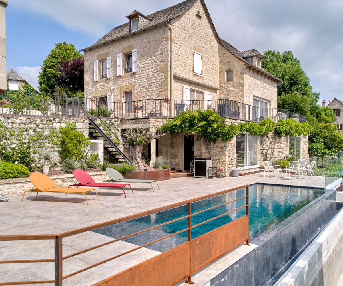 Piscine à débordement sur la largeur de 9 x 3.5 m, profondeur 1.20 à 1.80m avec escalier d’angle et banquette volet