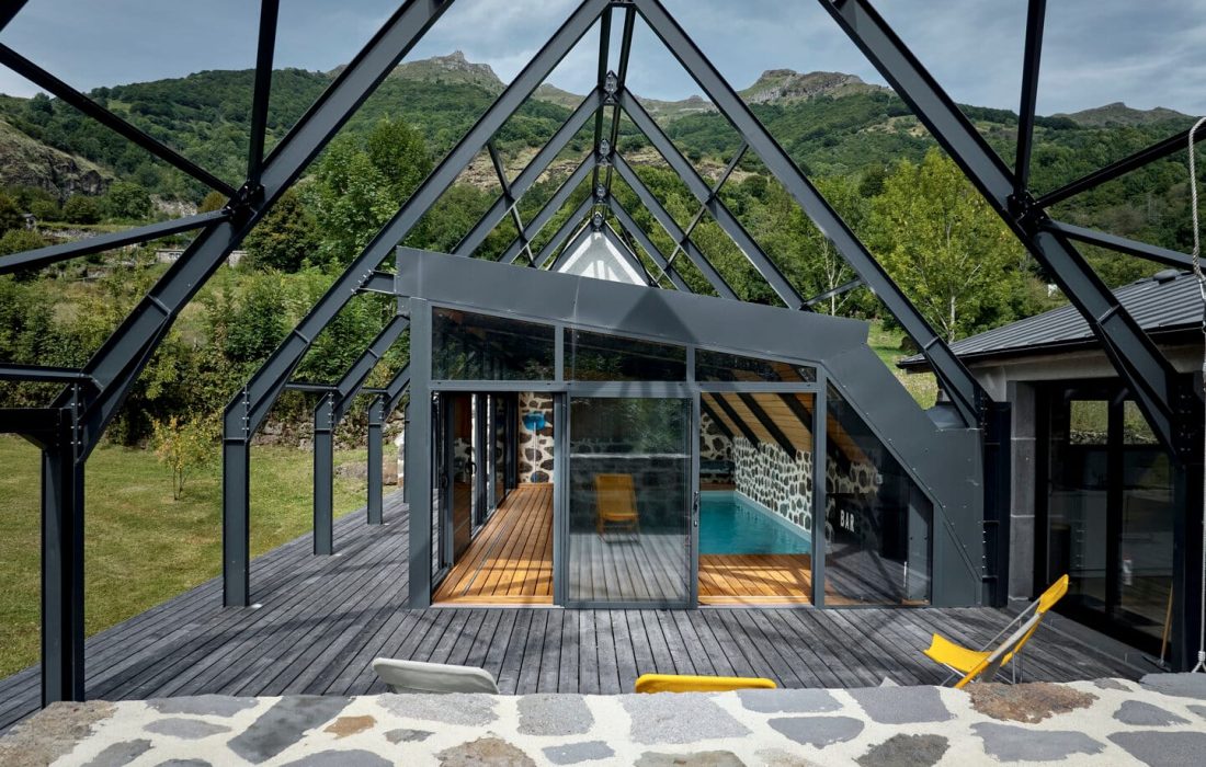 Pisciniste à Mauriac : votre projet piscine sur-mesure 4 Piscine intérieure avec système balnéo Solo relaxant