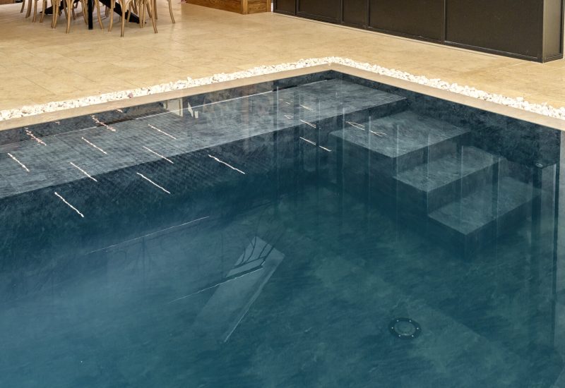 Piscine intérieure volet immergé bleu nuit design
