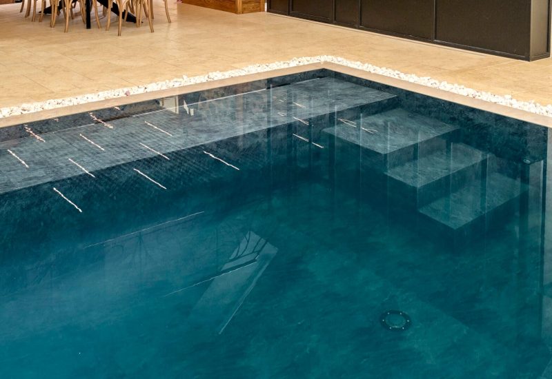 Piscine installation à Aurillac 5 Piscine intérieure volet immergé bleu nuit design