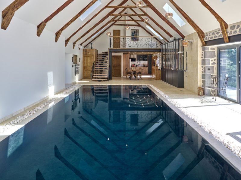 Piscine intérieure miroir 9x4 m avec sauna et bain froid