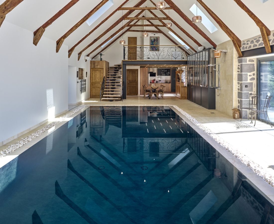 Piscine intérieure miroir 9x4 m avec sauna et bain froid