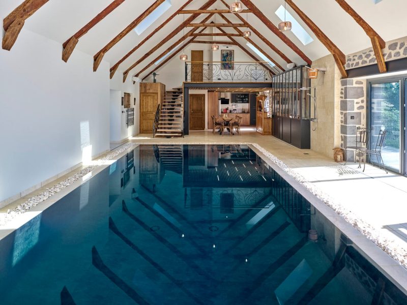 Entretien piscine à Aurillac et dans le Cantal 8 Piscine intérieure miroir 9x4 m avec sauna et bain froid