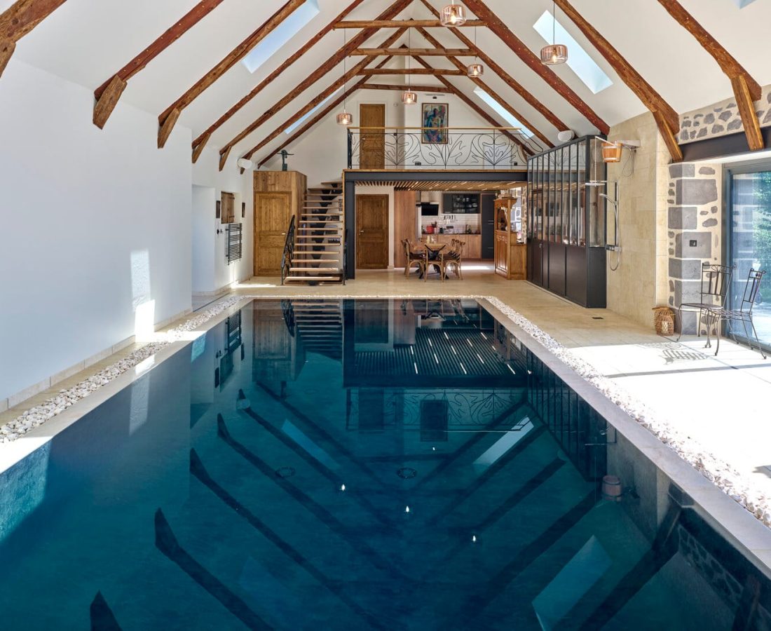 Piscine intérieure miroir 9x4 m avec sauna et bain froid