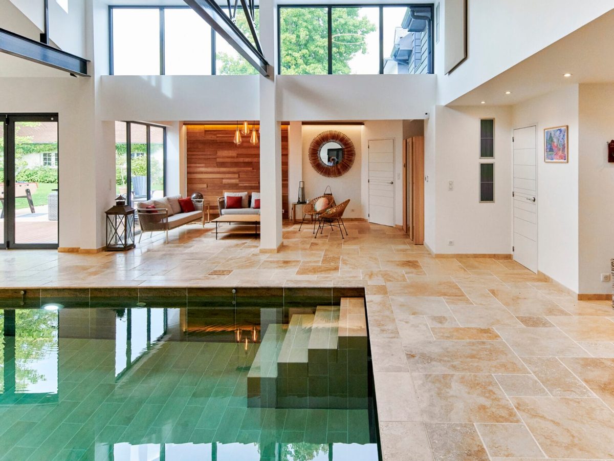 Piscine en intérieure 12x4m avec carrelage Declercq Piscines & Spa