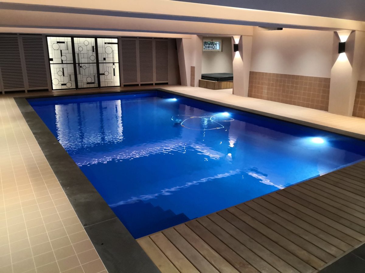 Piscine intérieure rectangulaire avec plage et couverture Marvil Piscines