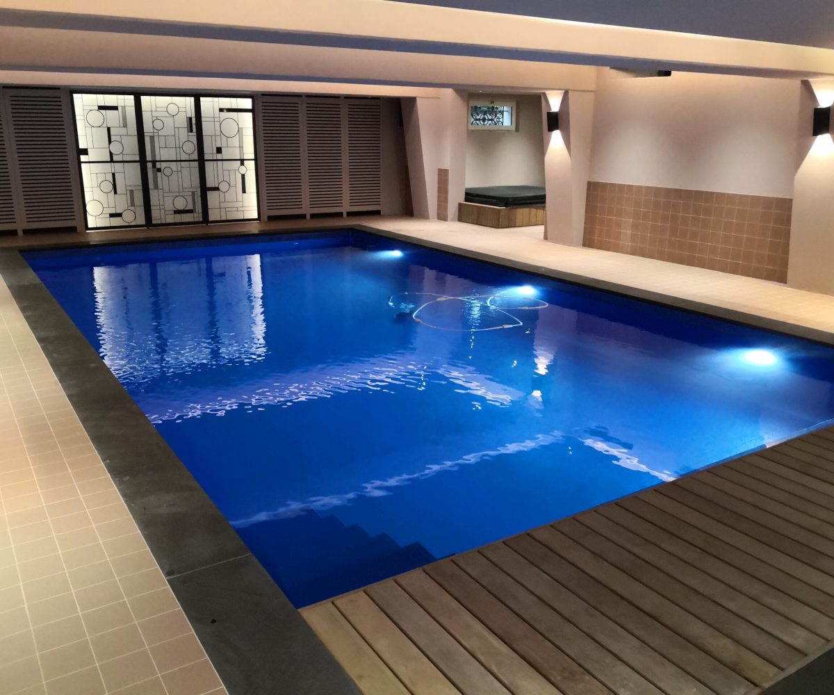 Piscine intérieure : tout ce qu'il faut savoir pour profiter de votre espace aquatique à domicile 5 Piscine intérieure rectangulaire avec plage et couverture Marvil Piscines