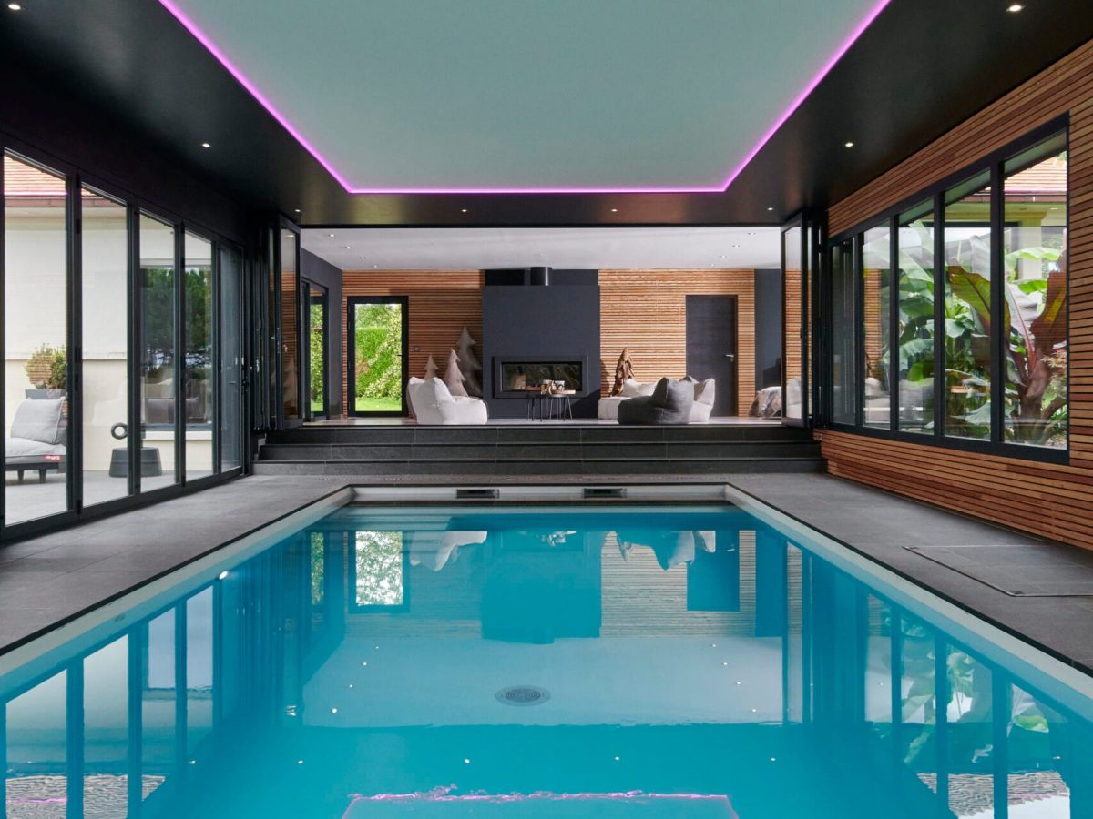 Piscine intérieure : tout ce qu'il faut savoir pour profiter de votre espace aquatique à domicile 4 Piscine intérieure rectangulaire 11x4m Declercq Piscines Spas
