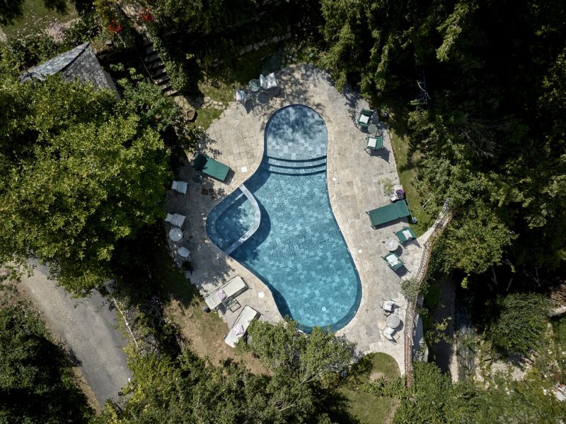 Renovation d'une piscine en forme libre 8,4 m avec spa intégré californienne immergée