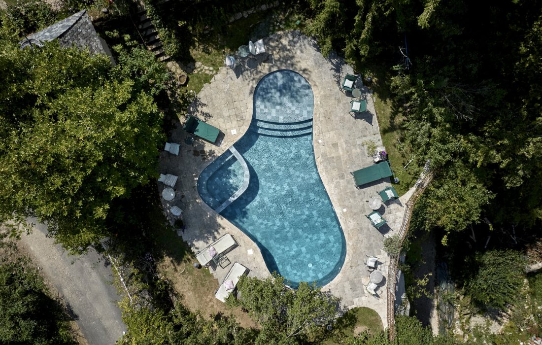 Renovation d'une piscine en forme libre 8,4 m avec spa intégré californienne immergée