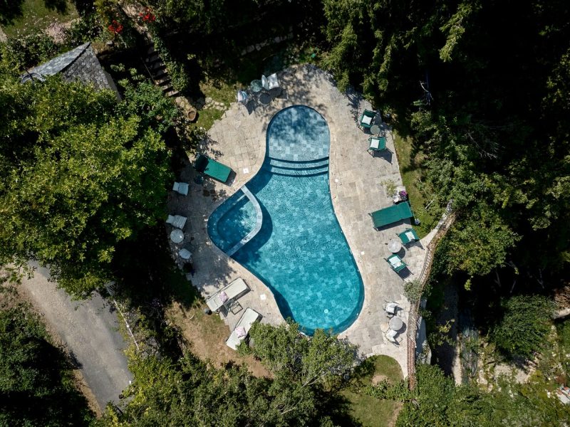 Entretien piscine à Aurillac et dans le Cantal 5 Renovation d'une piscine en forme libre 8,4 m avec spa intégré californienne immergée