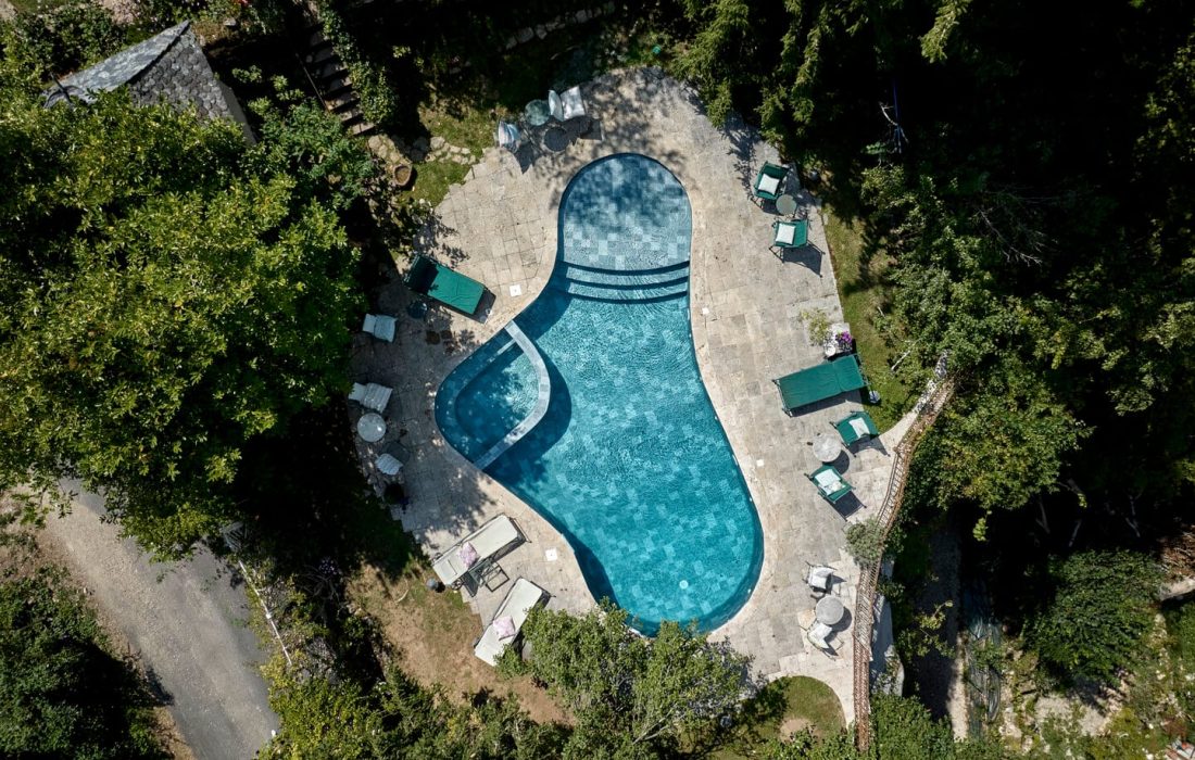 Rénovation piscine à Aurillac : donnez une nouvelle vie à votre bassin avec Catusse Piscines & Spas 4 Renovation d'une piscine en forme libre 8,4 m avec spa intégré californienne immergée