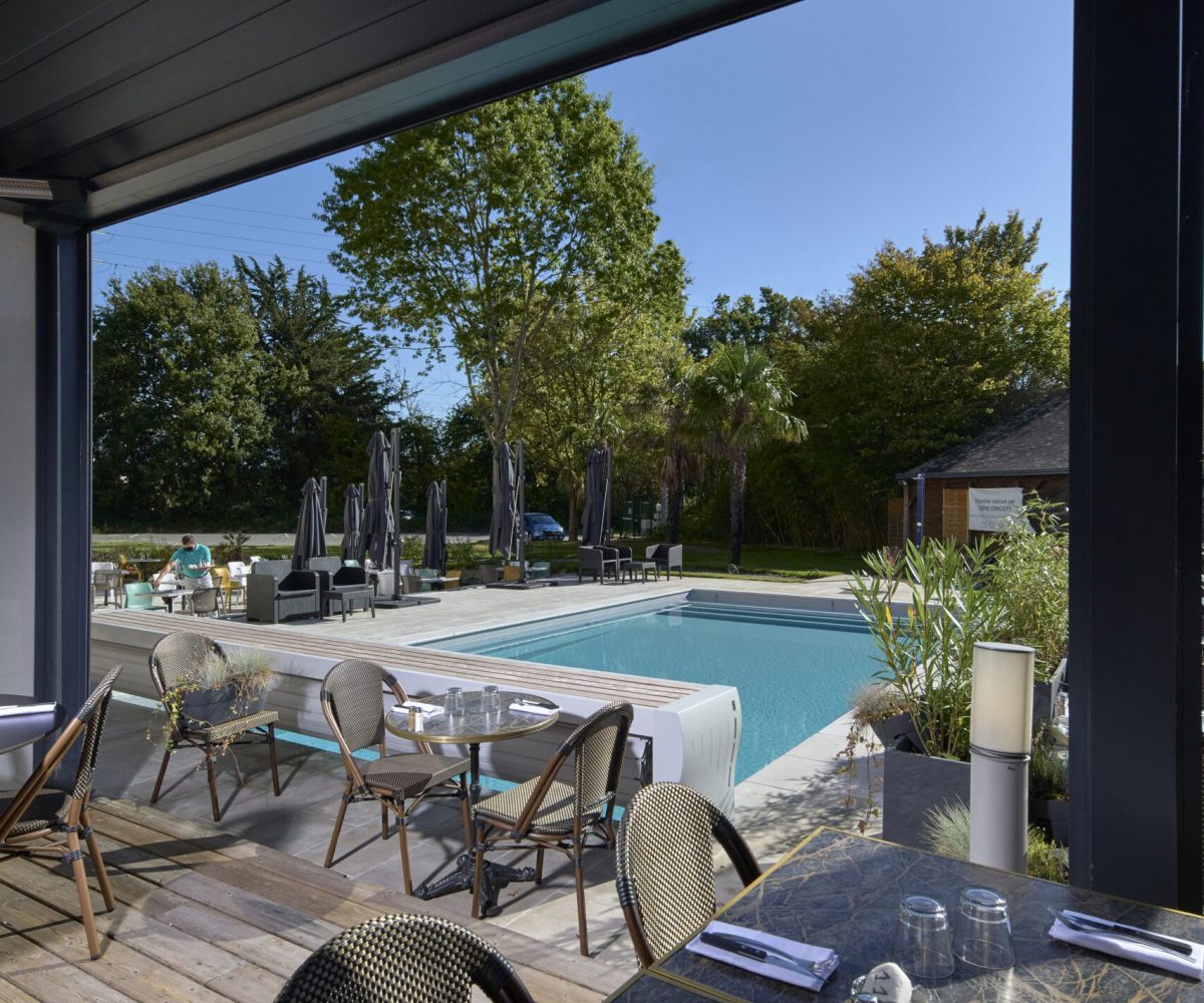 Piscine professionnelle rectangulaire 10,00 x 5,00 m avec terrasse restaurant aux abords