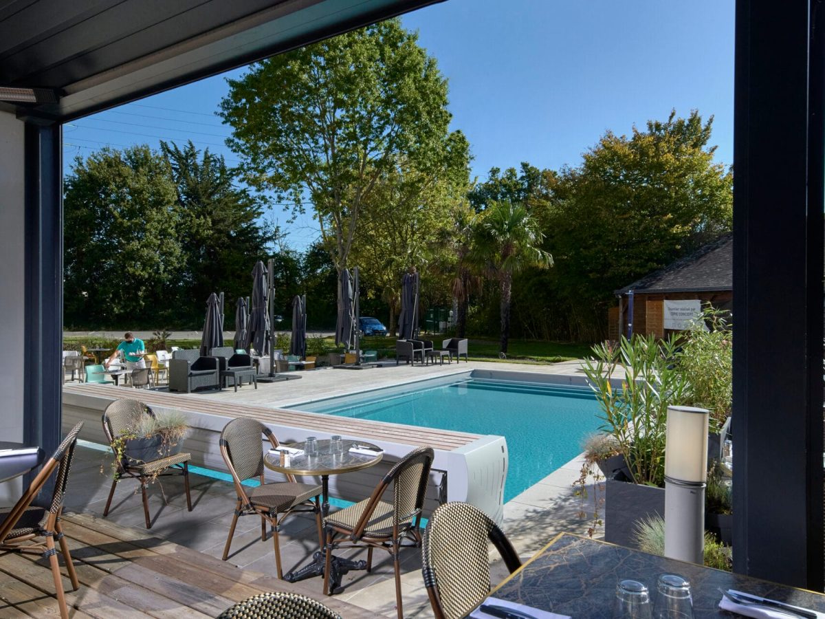 Piscines professionnelles : la qualité, la créativité et l'entretien au service de vos projets 3 Piscine professionnelle rectangulaire 10,00 x 5,00 m avec terrasse restaurant aux abords