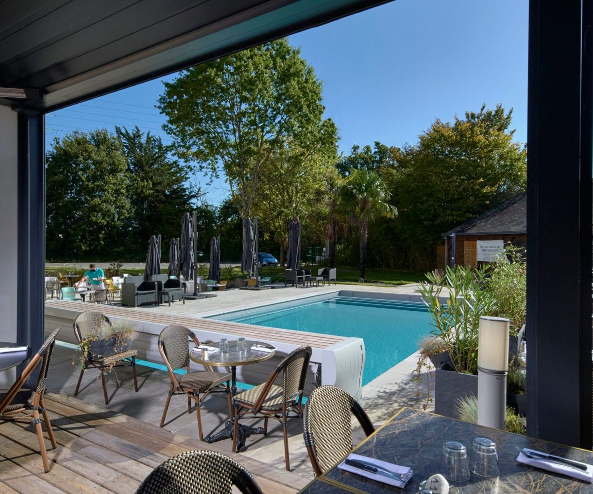 Piscine professionnelle rectangulaire 10,00 x 5,00 m avec terrasse restaurant aux abords