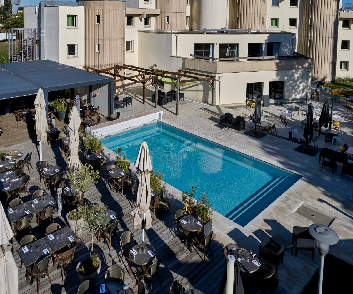 Piscine professionnelle rectangulaire 10x5m, plages et margelles en pierres naturelles