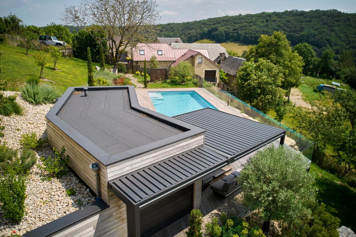 Piscine rectangulaire 16x5,5m avec plage et lagon grès cérame