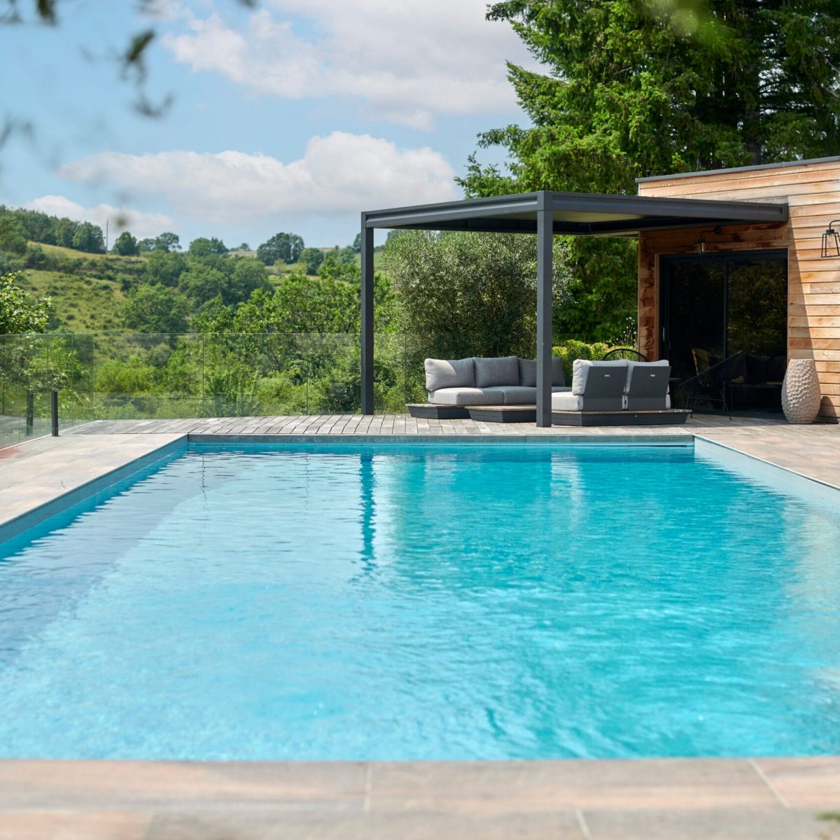 Piscine rectangulaire 16x5,5m avec plage et lagon grès cérame