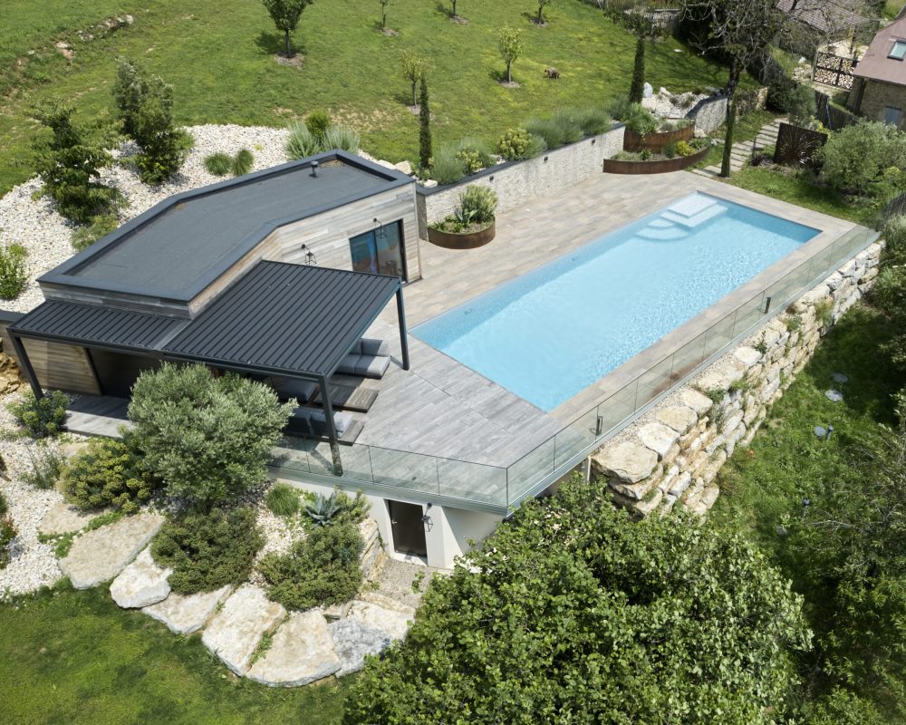 Construction de piscines avec Catusse Piscines & Spas 10 Piscine rectangulaire 16x5,5m avec plage et lagon grès cérame