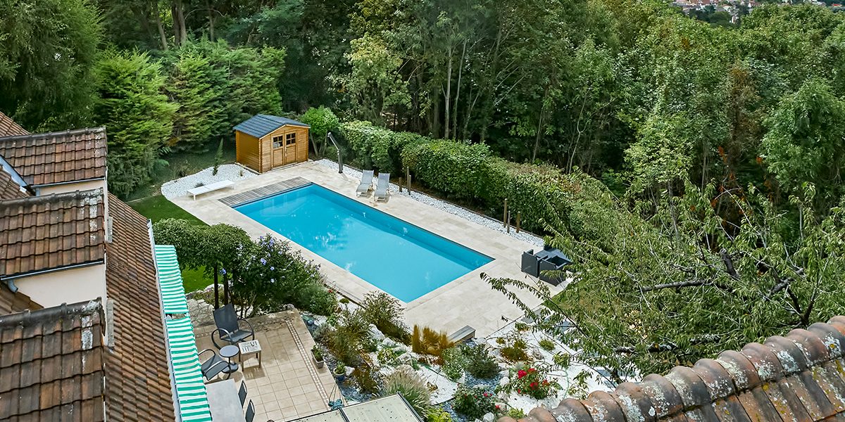 Rénovation piscine moyenne avec design moderne – Hénocque Piscines & Spas © EUROPISCINE