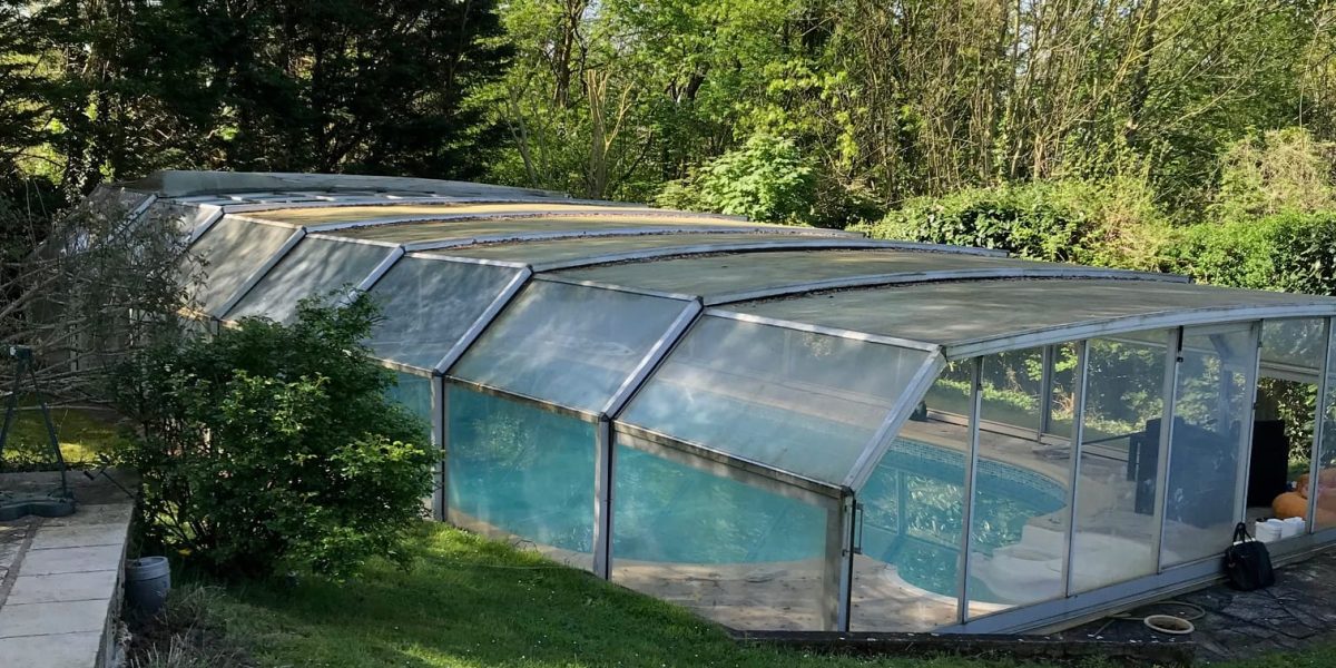 Rénovation piscine à Aurillac : donnez une nouvelle vie à votre bassin avec Catusse Piscines & Spas 14 Rénovation piscine moyenne avec design moderne – Hénocque Piscines & Spas © EUROPISCINE