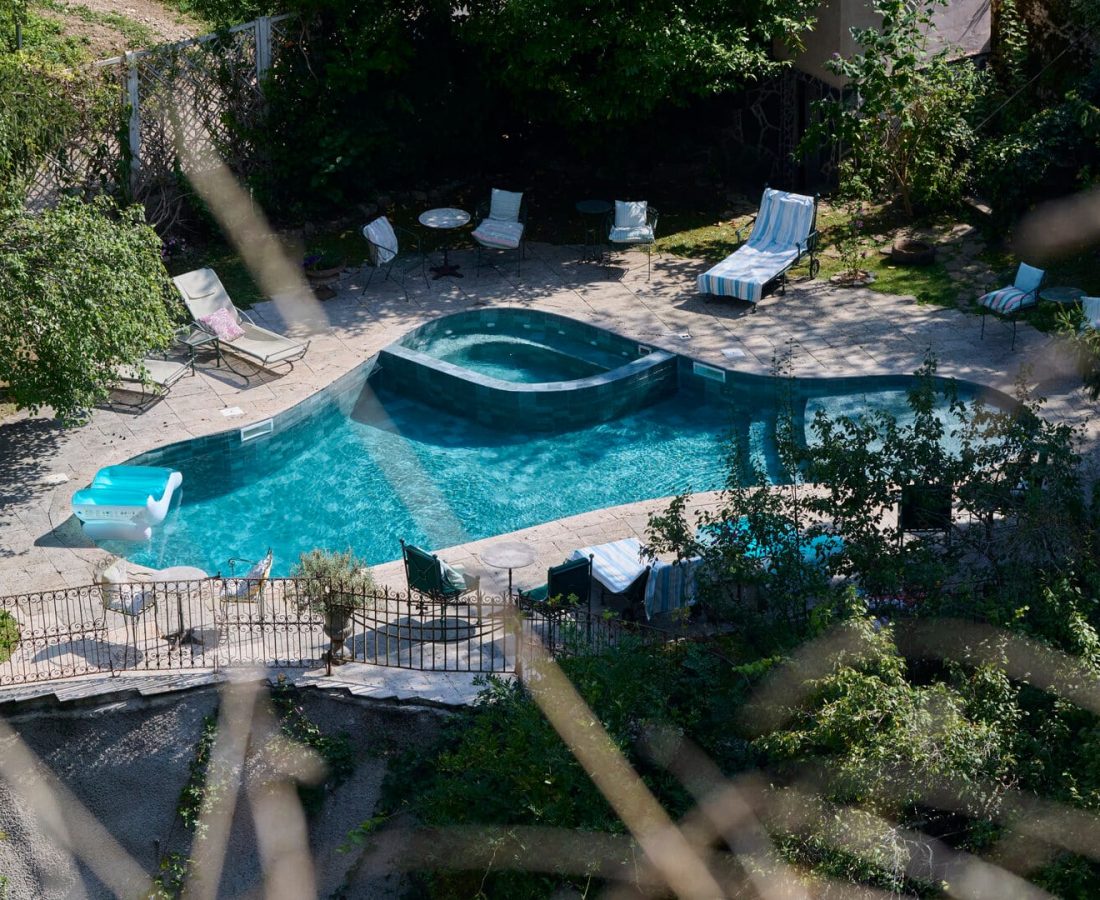 Rénovation piscine familiale forme libre avec spa