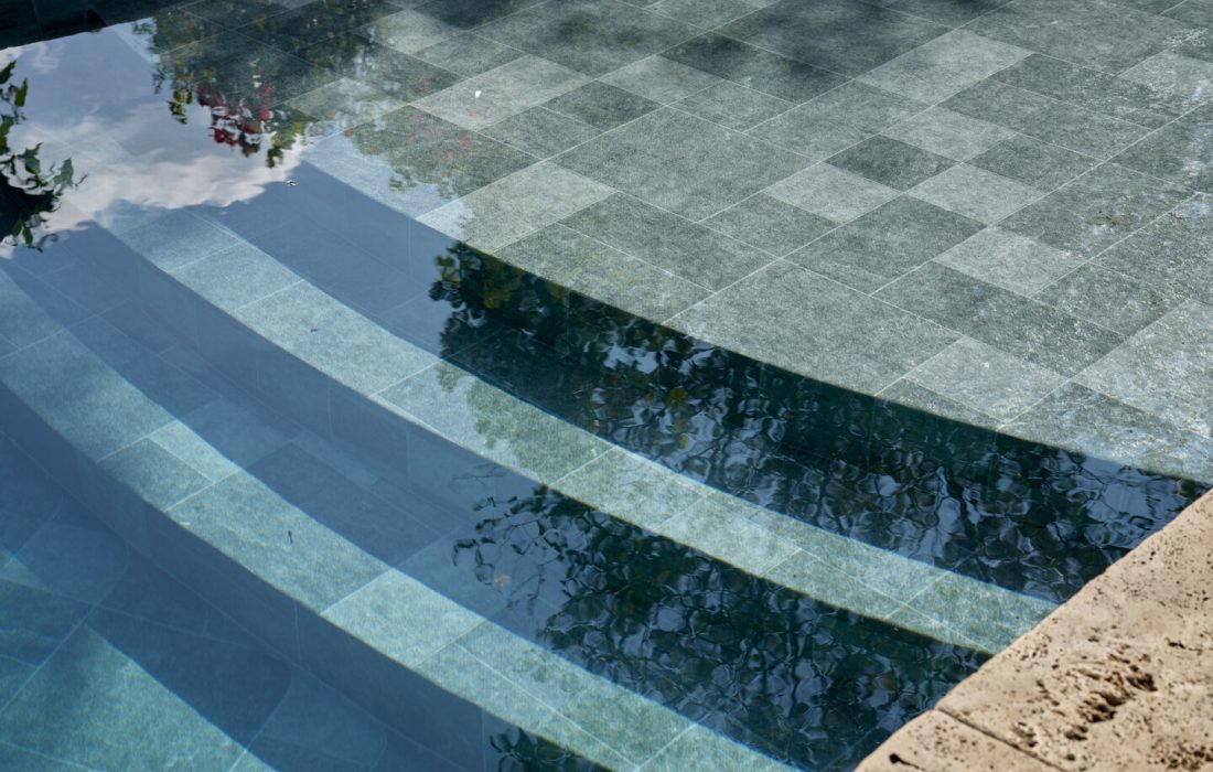 Piscine rénovée margelles en pierre de Bourgogne