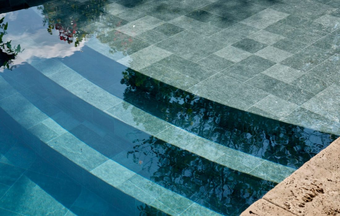 Liner piscine Aurillac : pose, rénovation et entretien par Catusse Piscines & Spas 3 Piscine rénovée margelles en pierre de Bourgogne