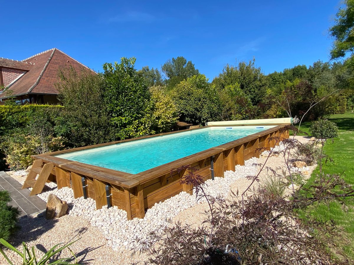Piscine semi-enterrée rectangulaire en bois - Réalisation Ferté Piscines © Coralie LÉVÊQUE