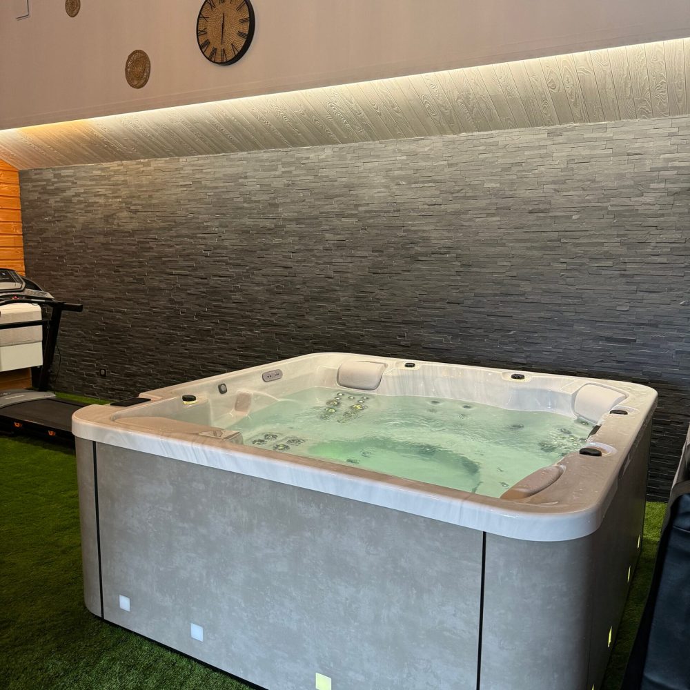 Spa XL5 OEWEO - jusqu'à 6 places dont une allongée