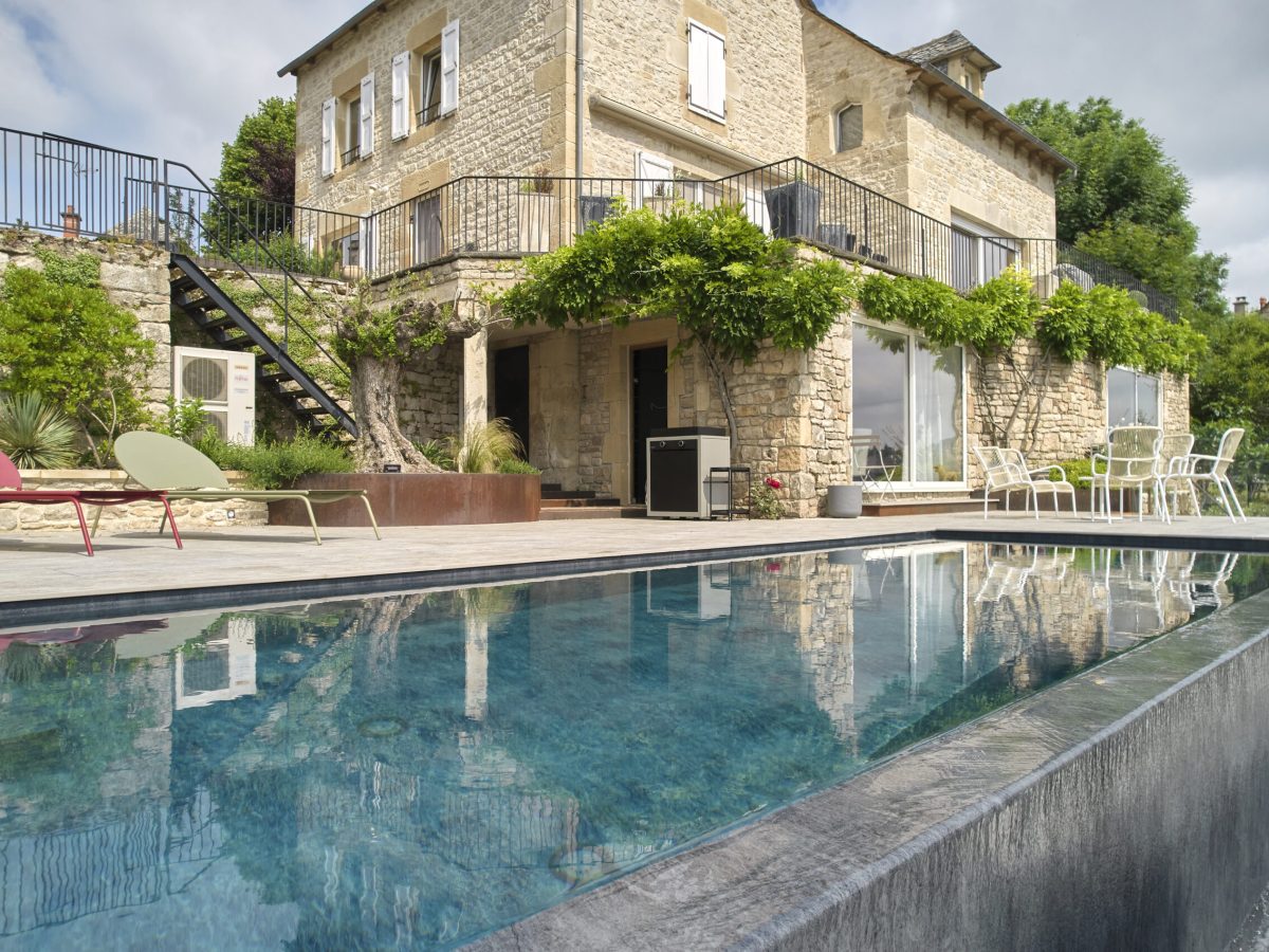 Piscine a débordement dans demeure pittoresque - Fabrice FERRER
