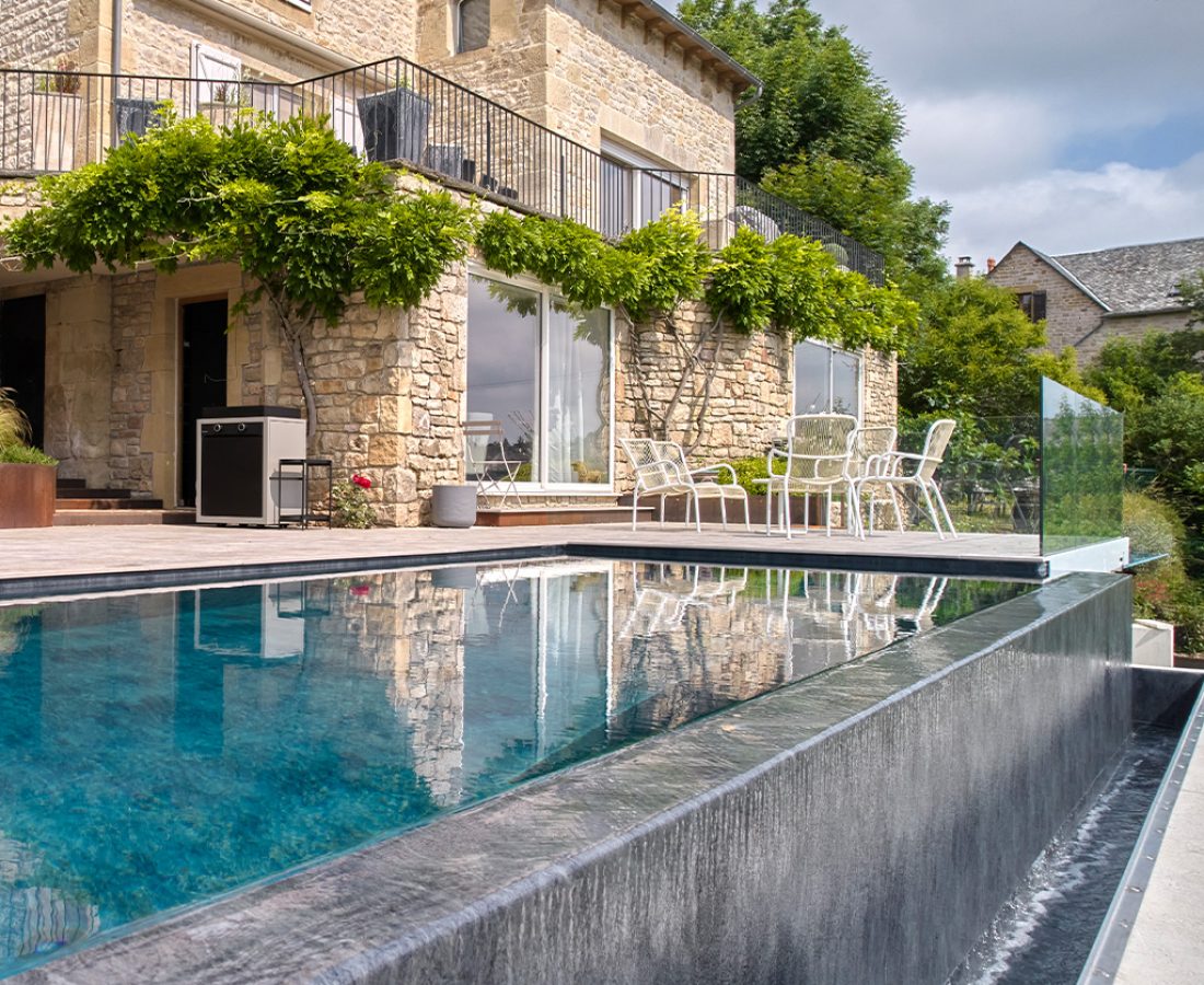 Piscine à débordement 9 × 3,5 m - Réalisation CATUSSE PISCINES & SPAS - ©FABRICE FERRER
