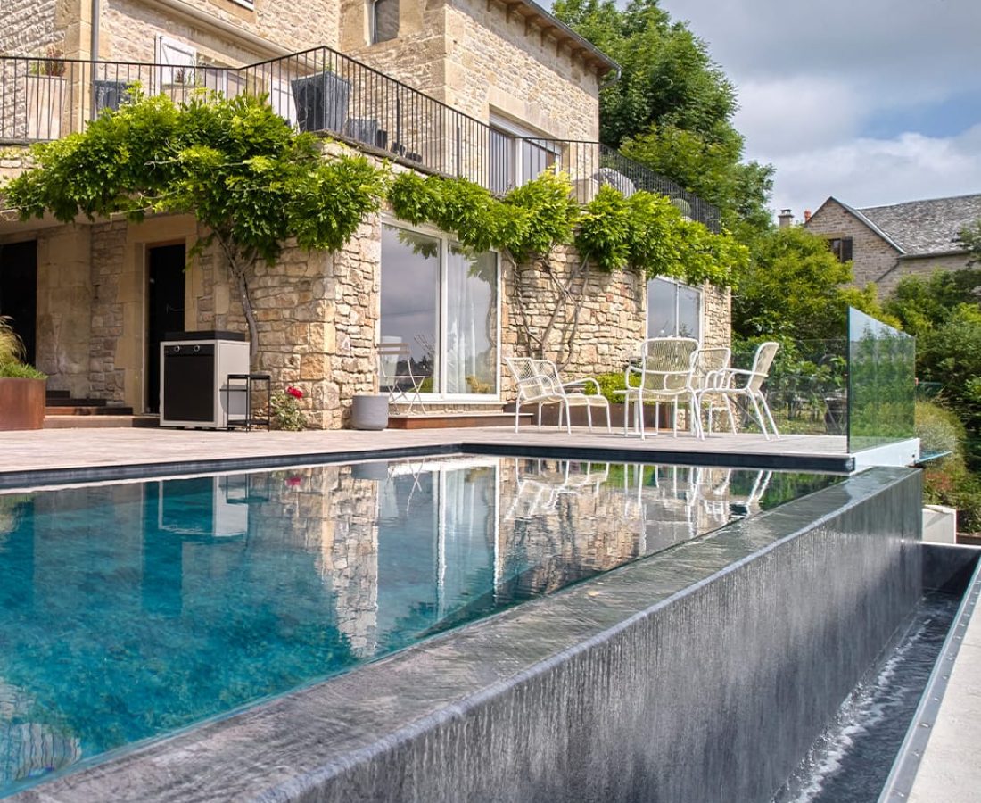 Piscine à débordement 9 × 3,5 m - Réalisation CATUSSE PISCINES & SPAS - ©FABRICE FERRER